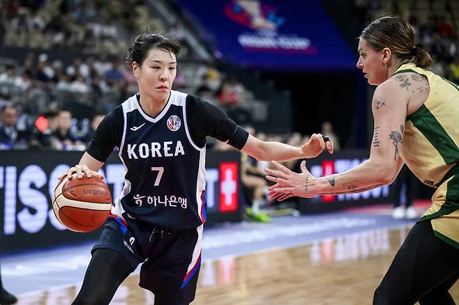 한국 여자농구 대표팀 박지수가 중국 선전 스포츠센터에서 열린 2025 FIBA 아시아컵 4강 호주와 경기서 드리블 하고 있다. 사진 | FIBA 홈페이지