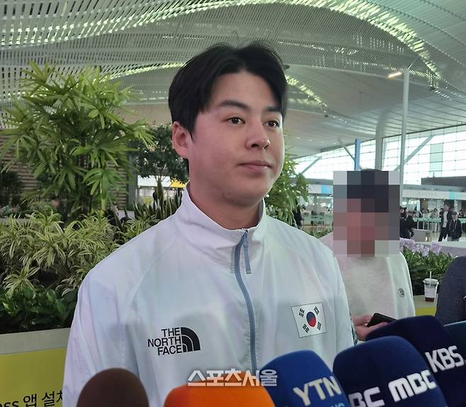2026 아이치·나고야 아시안게임 야구대표팀 주장 노시환이 18일 인천국제공항에서 일본 출국에 앞서 인터뷰 하고 있다. 인천국제공항 | 김동영 기자 raining99@sportsseoul.com