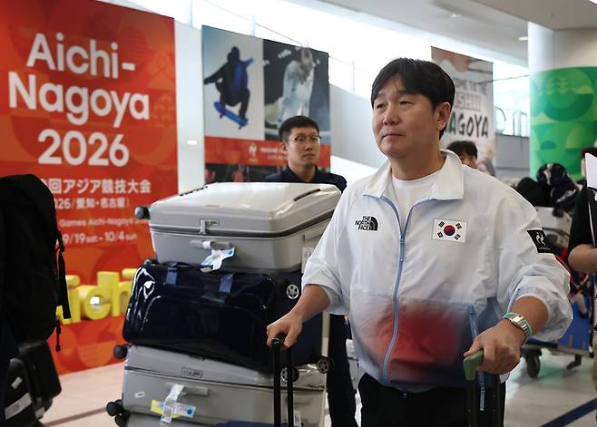 2026 아이치·나고야 아시안게임 한국 야구 대표팀 류지현 감독이 18일 일본 주부국제공항을 통해 입국하고 있다. 사잔 | 나고야=연합뉴스