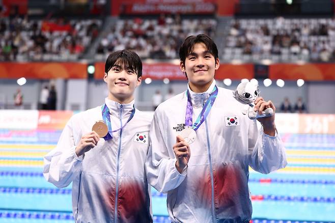 20일 도쿄 아쿠아틱스 센터에서 열린 2026 아이치·나고야 아시안게임 수영 남자 100m 자유형 결승에서 은메달과 동메달을 획득한 한국 김영범, 황선우가 기념촬영하고 있다. <저작권자(c) 연합뉴스, 무단 전재-재배포, AI 학습 및 활용 금지>