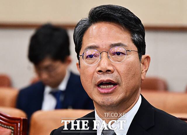 국민의힘은 김승원 법무부 장관 후보자 관련 의혹을 보도한 KBS에 더불어민주당 의원실의 보좌진이 항의 전화를 걸었다는 의혹에 대해 "공영방송에 대한 노골적인 외압"이라고 20일 비판했다. 김승원 법무부 장관 후보자가 지난 15일 오후 서울 여의도 국회에서 열린 인사청문회에 참석해 질의에 답변을 하고 있다. /배정한 기자