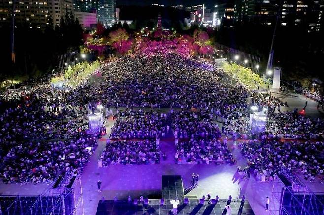 고양특례시가 지난 19일 일산호수공원에서 ‘2026 고양호수예술축제’ 개막식을 열고 있다. 고양시 제공