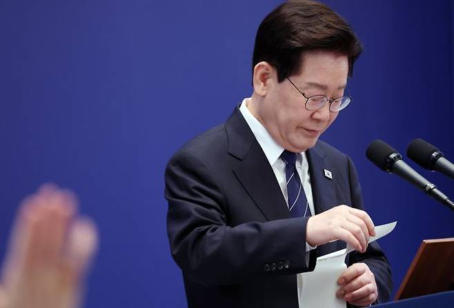 이재명 대통령이 18일 청와대 영빈관에서 열린 기자회견 '국민의 뜻, 국민의 삶 더 살피겠습니다'에서 메모지를 넘기고 있다. ⓒ뉴시스