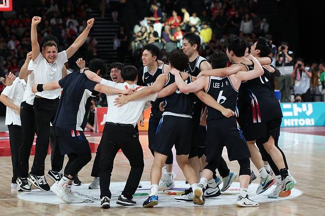 20일 일본 나고야 아이치 인터내셔널 아레나에서 열린 2026 아이치·나고야 아시안게임 남자농구 결승전 대한민국과 일본의 경기, 12년 만에 금메달을 획득한 대한민국 니콜라이스 마줄스 감독과 선수들이 기뻐하고 있다. 2026.9.20/뉴스1