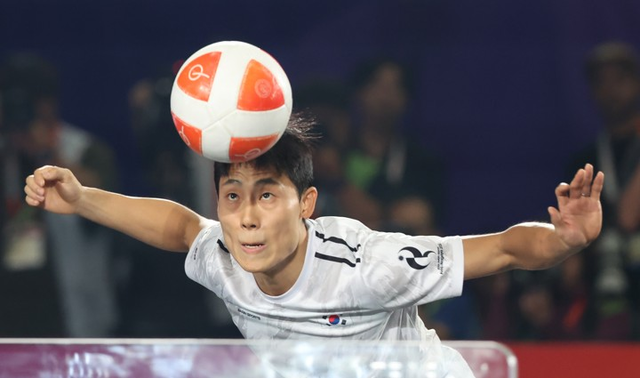 20일 일본 나고야 히가시 스포츠센터에서 열린 2026 아이치·나고야 아시안게임 테크볼 남자 단식 결승전 한국 이준석과 이라크 알리 자릴 메제르 알엘라야위 경기. 한국 이준석이 머리로 공을 넘기고 있다. [나고야=연합뉴스]