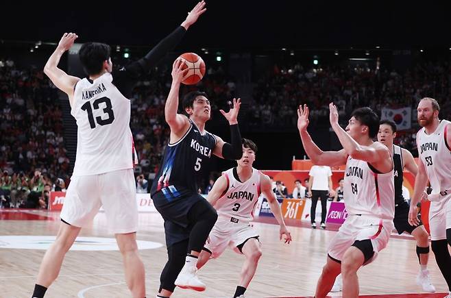 20일 일본 나고야 아이치 인터내셔널 아레나에서 열린 2026 아이치·나고야 아시안게임 남자 농구 결승전 대한민국 대 일본의 경기. 한국 변준형이 돌파를 시도하고 있다. 연합뉴스