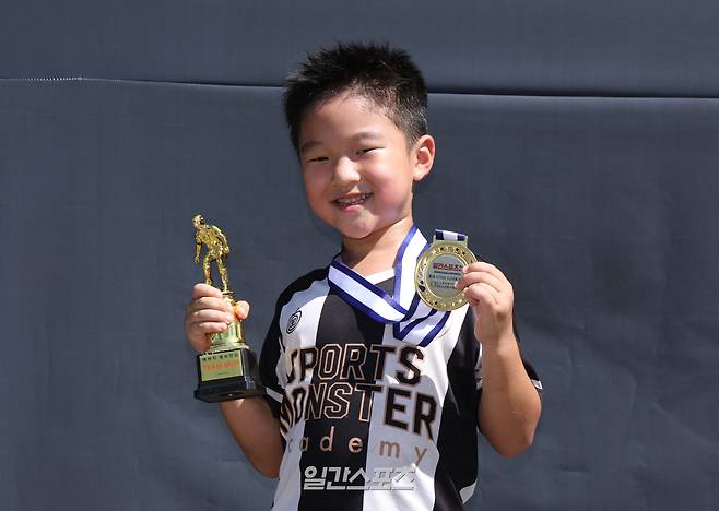 제1회 일간스포츠배 유소년 축구대회가 20일 경기 하남종합운동장 보조 A구장에서 열렸다.7세 리그 우승 스포츠 몬스터 김준웅이 MVP로 선정됐다.일간스포츠와 에버킥이 주최한 이번 대회는 유치부부터 초등학교 6학년까지 축구 꿈나무들이 참가해 기량을 펼치며, 미래 스포츠 인재를 발굴하고 가족이 함께 즐기는 스포츠 문화를 확산하기 위해 마련됐다.하남=서병수 기자 qudtn@edaily.co.kr /2026.09.20/