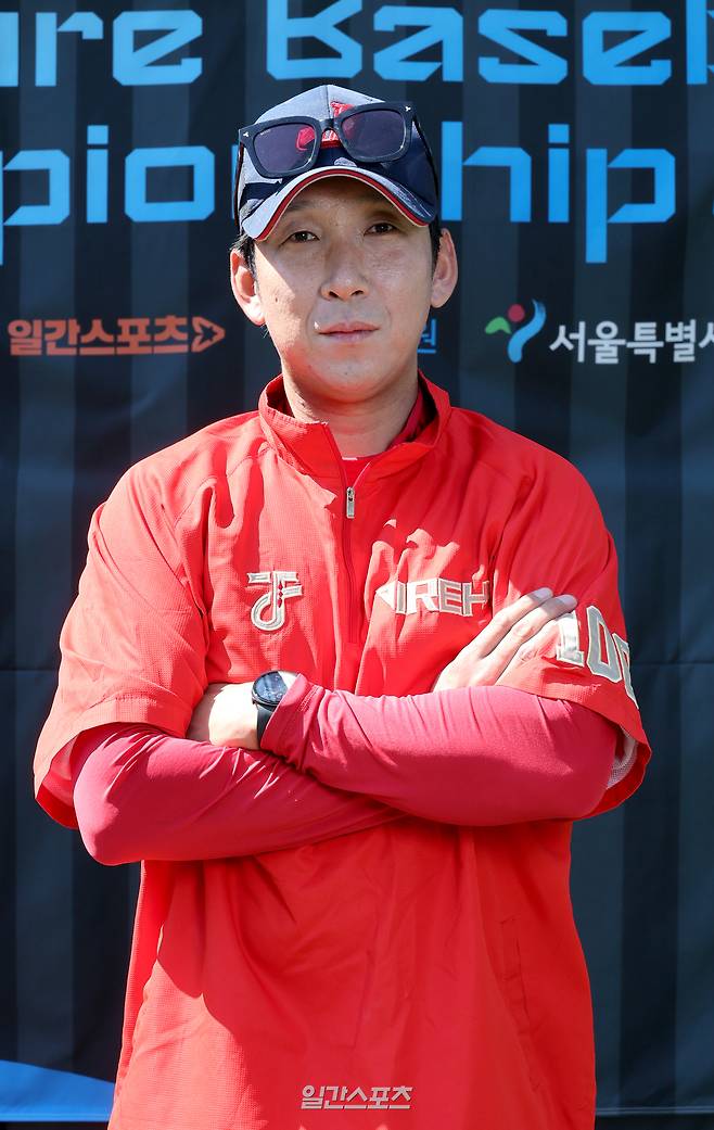제1회 일간스포츠배 전국 유소년 야구대회가 19, 20일 이틀간 서울 중구 장충리틀야구장에서 열렸다.둘째날인 20일 연식꿈나무부 부천중동베이스볼유소년야구단과 안산이레유소년야구단의 8강 경기에 앞서 안산이레 박권수 감독이 포즈를 취하고 있다. 일간스포츠가 주최한 이번 대회는 미래 한국 야구의 주역이 될 유소년 선수들에게 경기 중심을 넘어 선수와 가족이 참여하는 스포츠 축제의 장을 제공하고자 마련됐다. 김민규 기자 mgkim1@edaily.co.kr /2026.09.20/