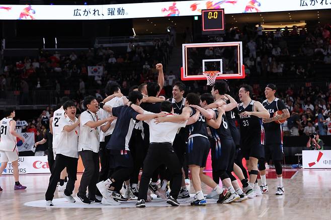 한국 농구가 12년 만에 아시아 농구 정상에 등극했다.&nbsp;<YONHAP PHOTO-8154> 남자 농구 12년 만에 금메달 획득(나고야=연합뉴스) 한종찬 기자 = 20일 일본 나고야 아이치 인터내셔널 아레나에서 열린 2026 아이치·나고야 아시안게임 남자 농구 결승전 대한민국 대 일본의 경기. 승리를 거둔 대한민국 선수들이 기뻐하고 있다. 2026.9.20saba@yna.co.kr/2026-09-20 21:33:04/<저작권자 ⓒ 1980~2026 ㈜연합뉴스. 무단 전재 재배포 금지, AI 학습 및 활용 금지>