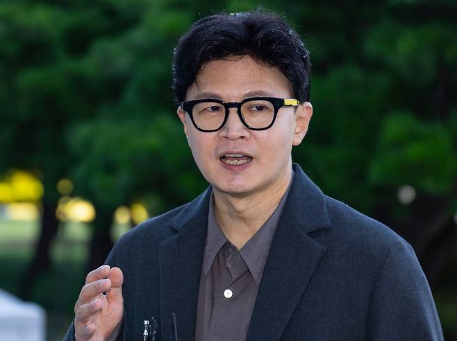 무소속 한동훈 의원이 20일 국회에서 취재진과 만나 김승원 법무부 장관 후보자 사퇴와 이에 따른 더불어민주당의 대응과 관련해 입장을 밝히고 있다. 연합뉴스