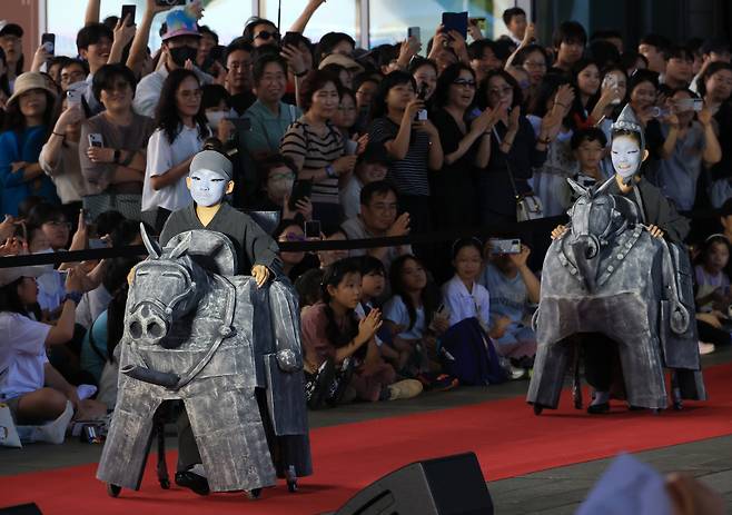 19일 서울 용산구 국립중앙박물관에서 열린 ‘2026 국중박 분장놀이 전국편’에 오른 ‘말탄사람둥이’가 기마 인물형 토기로 변신해 런웨이를 걸어가고 있다.   연합뉴스