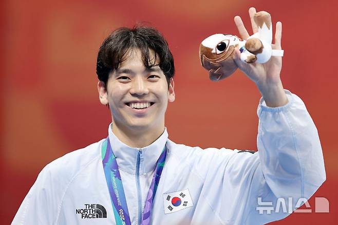 이주호(31·서귀포시청)가 은메달에 불과 0.01초차로 뒤지며 아시안게임 남자 배영 100m에서 동메달을 목에 걸었다. 사진은 시상식에서 기뻐하고 있는 이주호 선수./도쿄(일본)=뉴시스