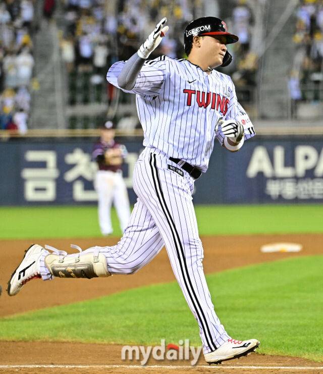 2026년 7월 29일 오후 서울 잠실구장에서 열린 '2026 신한 SOL KBO리그' 키움 히어로즈와 LG 트윈스의 경기. LG 이재원이 7회말 2사 2루서 2점 홈런을 친 뒤 기뻐하고 있다./마이데일리