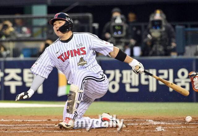 2026년 4월 1일 오후 서울 잠실구장에서 '2026 신한 SOL KBO리그' KIA 타이거즈와 LG 트윈스의 경기. LG 이재원이 1회말 2사 1.2루서 삼진을 당하고 있다./마이데일리