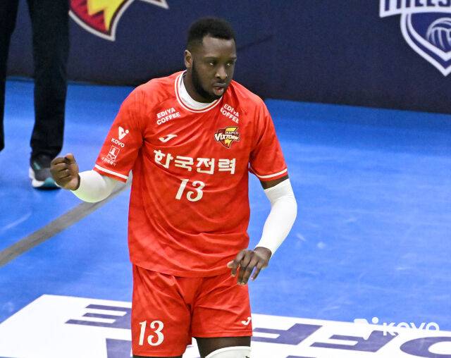 2025-26시즌 V-리그 한국전력에서 주포로 활약한 베논은 캐나다대표팀 소속으로 20일(한국시각) 열린 북중미배구연맹 주최 2028 LA올림픽 본선 진출팀을 가리는 토너먼트 멕시코전에 뛰었다. 그는 13점을 올리며 캐나다의 3-0 승리에 힘을 보탰다. 베논은 2026-27시즌에도 한국전력 유니폼을 입고 코트로 나설 예정이다./한국배구연맹(KOVO) 제공