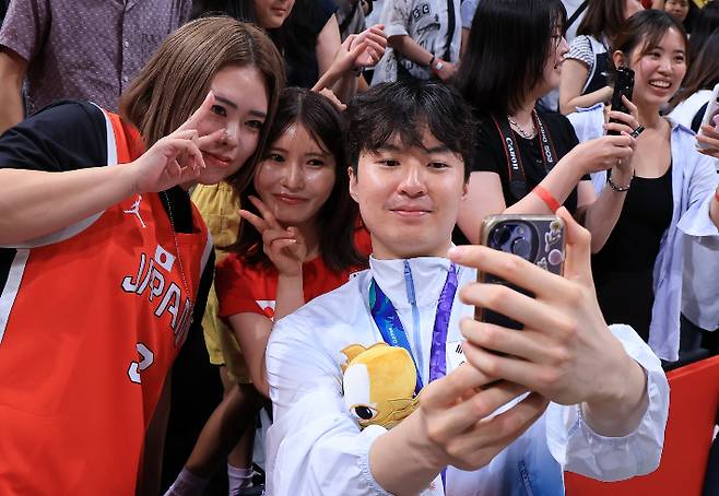 20일 일본 나고야 아이치 인터내셔널 아레나에서 열린 2026 아이치·나고야 아시안게임 남자 농구 시상식. 한국 이현중이 시상식 후 팬들과 사진을 찍고 있다. 연합뉴스