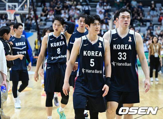 [OSEN=수원, 최규한 기자] 대한민국 남자농구 대표팀이 31일 오후 경기도 수원 KT 소닉붐 아레나에서 ‘2027 FIBA 농구 월드컵 아시아 예선’ F조 윈도우4 사우디아라비아와 맞대결을 펼쳤다.니콜라이스 마줄스 감독이 이끄는 남자농구 대표팀은 사우디아라비아에 85-72로 승리를 거뒀다. 4승 4패가 된 한국은 사우디(3승 5패)를 최하위로 밀어내고 F조 5위로 한계단 올라섰다. 경기를 마치고 한국 여준석을 비롯한 선수들이 코트를 나서고 있다. 2026.08.31 / dreamer@osen.co.kr