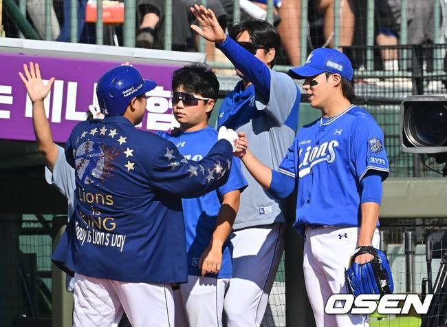 [OSEN=부산, 이석우 기자] 20일 부산 사직야구장에서 2026 신한 SOL KBO 리그 롯데 자이언츠와 삼성 라이온즈의 경기가 열렸다. 홈팀 롯데는 김태균이, 방문팀 삼성은 원태인이 선발 출전했다.삼성 라이온즈 김도환이 4회초 2사 중월 솔로 홈런을 치고 원태인과 하이파이브를 하고 있다. 2026.09.20 / foto0307@osen.co.kr