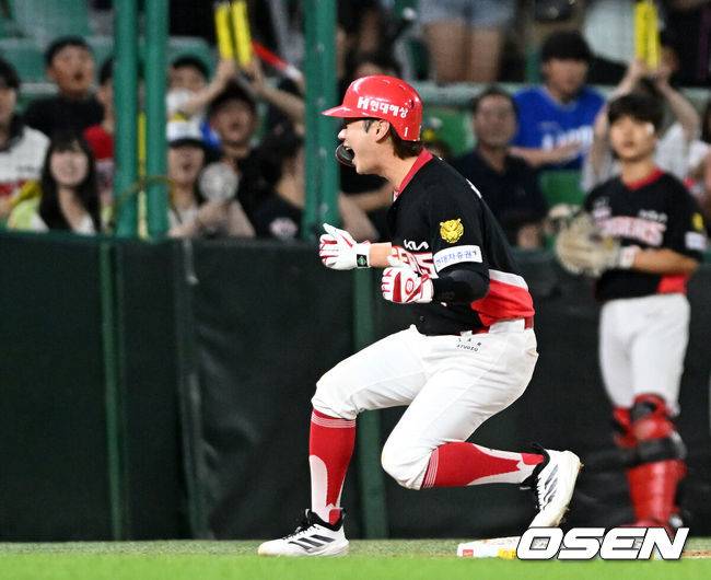 [OSEN=인천, 이대선 기자] 18일 인천 SSG랜더스필드에서 2026 신한 SOL KBO리그 SSG 랜더스와 KIA 타이거즈의 경기가 열렸다.이날 SSG은 해치, KIA는 네일을 선발로 내세웠다.8회초 2사 만루에서 KIA 박정우가 우월 적시 3타점 3루타를 치고 환호하고 있다. 2026.07.18 /sunday@osen.co.kr