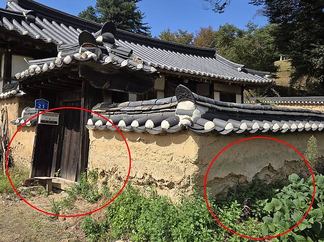 민성기 가옥 담장 아랫부분이 무너지고 협문이 비틀어져 있다. 배상철 기자
