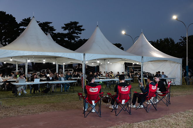 코리아스타트업포럼 10주년 행사의 일환으로 18일 제주도 제주시 한경면 옛 조수초등학교 운동장에서 열린 ‘스타트업 x 제주 혁신 토크’ 모습. 사진 제공=코리아스타트업포럼