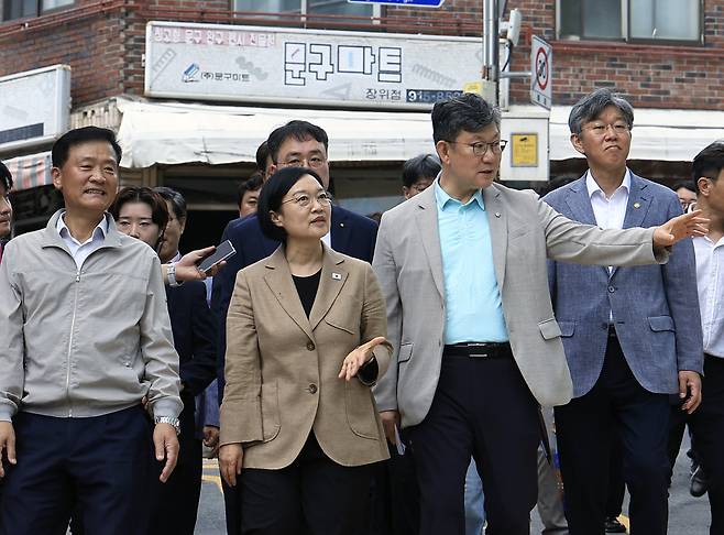한성숙 국무총리(앞줄 왼쪽에서 두 번째)가 8월 29일 서울 성북구 장위14구역 재개발 현장을 시찰하고 있다. 뉴스1