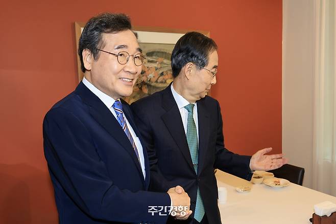 한덕수 무소속 대선 예비후보(오른쪽)와 이낙연 전 국무총리가 지난해 5월 6일 서울 중구 한 식당에서 오찬에 앞서 악수하고 있다. 이준헌 기자