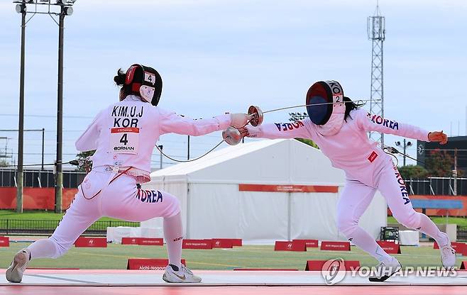 한국선수끼리 (안조[일본]=연합뉴스) 이동해 기자 = 20일 일본 아이치현 안조 스포츠파크에서 열린 2026 아이치·나고야 아시안게임 근대5종 여자 개인 결승 펜싱 경기. 한국 성승민(오른쪽)과 김은주가 경기를 펼치고 있다.  2026.9.20 eastsea@yna.co.kr