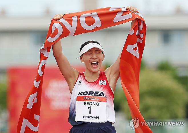 이번 대회 첫 금빛 환호 (안조[일본]=연합뉴스) 김성민 기자 = 20일 일본 아이치현 안조 스포츠파크에서 열린 2026 아이치·나고야 아시안게임 근대5종 여자 개인 결승 레이저런 경기에서 한국 성승민이 결승선을 통과하며 환호하고 있다. 2026.9.20 ksm7976@yna.co.kr