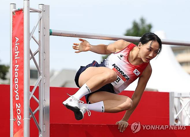 장애물 경기하는 성승민 (안조[일본]=연합뉴스) 김성민 기자 = 20일 일본 아이치현 안조 스포츠파크에서 열린 2026 아이치·나고야 아시안게임 근대5종 여자 개인  결승 장애물 경기. 한국 성승민이 경기에 집중하고 있다. 2026.9.20 ksm7976@yna.co.kr