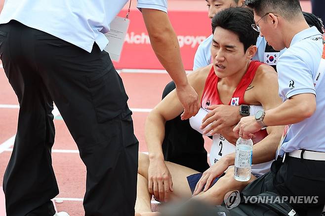 얼마나 최선을 다했으면 (안조[일본]=연합뉴스) 이동해 기자 = 20일 일본 아이치현 안조 스포츠파크에서 열린 2026 아이치·나고야 아시안게임 근대5종 남자 개인 결승 레이저런 경기에서 한국 서창완이 결승선을 통과한 뒤 치료를 받고 있다. 2026.9.20 eastsea@yna.co.kr
