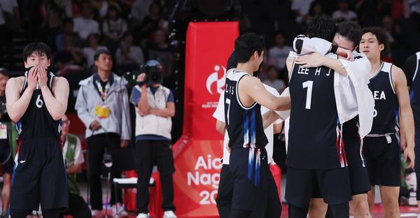 20일 일본 나고야 아이치 인터내셔널 아레나에서 열린 2026 아이치·나고야 아시안게임 남자 농구 결승전 대한민국 대 일본의 경기. 승리를 거둔 대한민국 이현중을 비롯한 선수들이 기뻐하고 있다. 2026.9.20 /연합뉴스