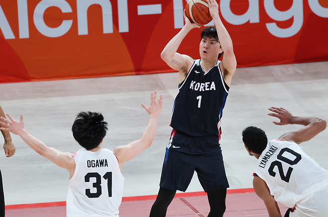 20일 일본 나고야 아이치 인터내셔널 아레나서 열린 2026 아이치·나고야 아시안게임 남자 농구 결승서 이현중이 3점슛을 시도하고 있다. 연합