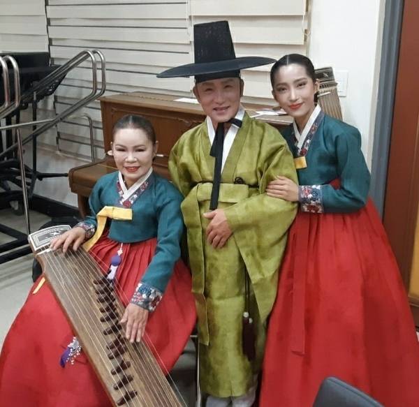 경상남도 무형유산 '신관용류 가야금산조' 강동열 보유자가 부인인 임지현 이수자, 딸인 강나연 전수장학생과 함께 사진을 찍고 있다. (맨 왼쪽부터) 임지현 이수자, 강동열 보유자, 강나연 전수장학생. /강동열