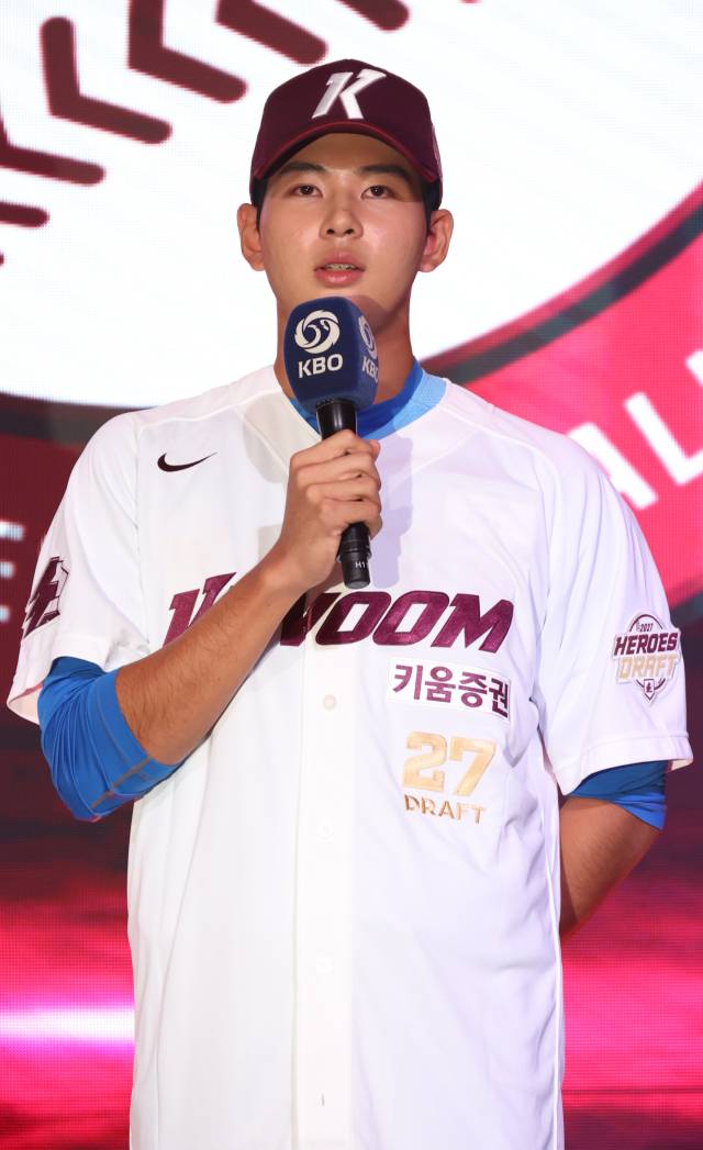 21일 서울 롯데호텔 월드에서 열린 2027 KBO 신인 드래프트. 전체 1순위로 키움 히어로즈의 지명을 받은 부산고 하현승이 소감을 말하고 있다. 연합뉴스