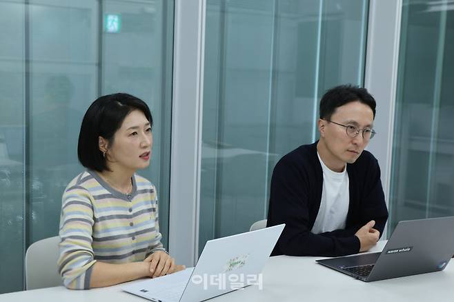 네이버 교육 특화 검색 개편을 주도한 김효(오른쪽) 네이버 교육 리더과 양미승 교육검색 리더가 경기 성남시 네이버 1784 사옥에서 인터뷰를 진행하고 있다.(사진=네이버)