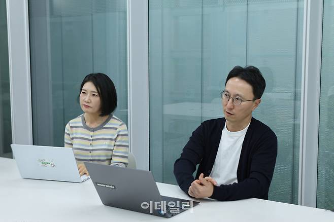 네이버 교육 특화 검색 개편을 주도한 김효(오른쪽) 네이버 교육 리더과 양미승 교육검색 리더가 경기 성남시 네이버 1784 사옥에서 인터뷰를 진행하고 있다.(사진=네이버)