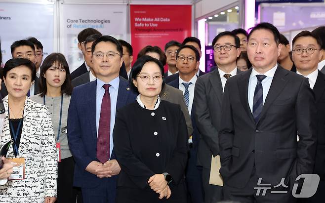 한성숙 국무총리와 최태원 대한상공회의소 회장이 21일 서울 강남구 코엑스에서 열린 제3회 대한민국 사회적 가치 페스타 개막식에서 전시장을 순람하고 있다. 올해 페스타의 핵심 의제는 '로컬-지역의 미래'로 설정됐다. 수도권과 비수도권 간 격차 완화와 인구 감소, 청년 일자리 문제 등 복합적인 지역 현안의 해법을 논의하기 위해 마련됐다. 2026.9.21 ⓒ 뉴스1 김명섭 기자