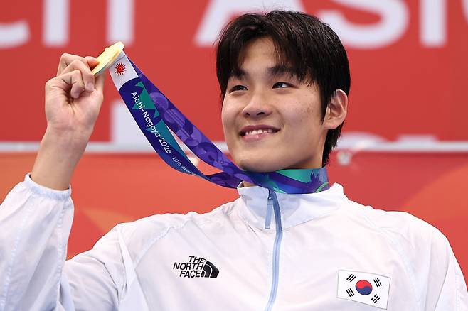21일 도쿄 아쿠아틱스 센터에서 열린 2026 아이치·나고야 아시안게임 수영 남자 50m 개인 자유형 시상식에서 금메달을 획득한 한국 김영범이 메달을 들어보이고 있다. 사진 | 도쿄=연합뉴스