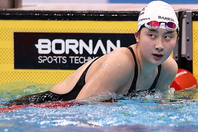 21일 도쿄 아쿠아틱스 센터에서 열린 2026 아이치·나고야 아시안게임 수영 여자 50m 개인 배영 결승. 한국 김승원이 경기를 마친 후 수영장을 나서며 전광판을 보고 있다. 사진 | 도쿄=연합뉴스
