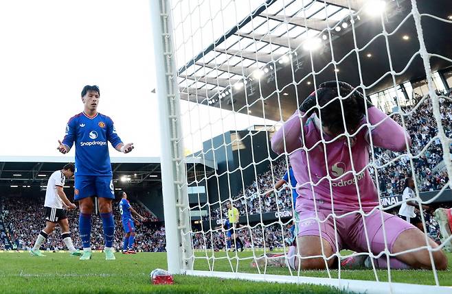 Soccer Football - Premier League - Fulham v Manchester United - Craven Cottage, London, Britain - September 20, 2026 Manchester United's Lisandro Martinez reacts after he scores Fulham's first with an own goal Action Images via Reuters/Peter Cziborra EDITORIAL USE ONLY. NO USE WITH UNAUTHORIZED AUDIO, VIDEO, DATA, FIXTURE LISTS, CLUB/LEAGUE LOGOS OR 'LIVE' SERVICES. ONLINE IN-MATCH USE LIMITED TO 120 IMAGES, NO VIDEO EMULATION. NO USE IN BETTING, GAMES OR SINGLE CLUB/LEAGUE/PLAYER PUBLICATIONS. PLEASE CONTACT YOUR ACCOUNT REPRESENTATIVE FOR FURTHER DETAILS..     TPX IMAGES OF THE DAY        <저작권자(c) 연합뉴스, 무단 전재-재배포, AI 학습 및 활용 금지>