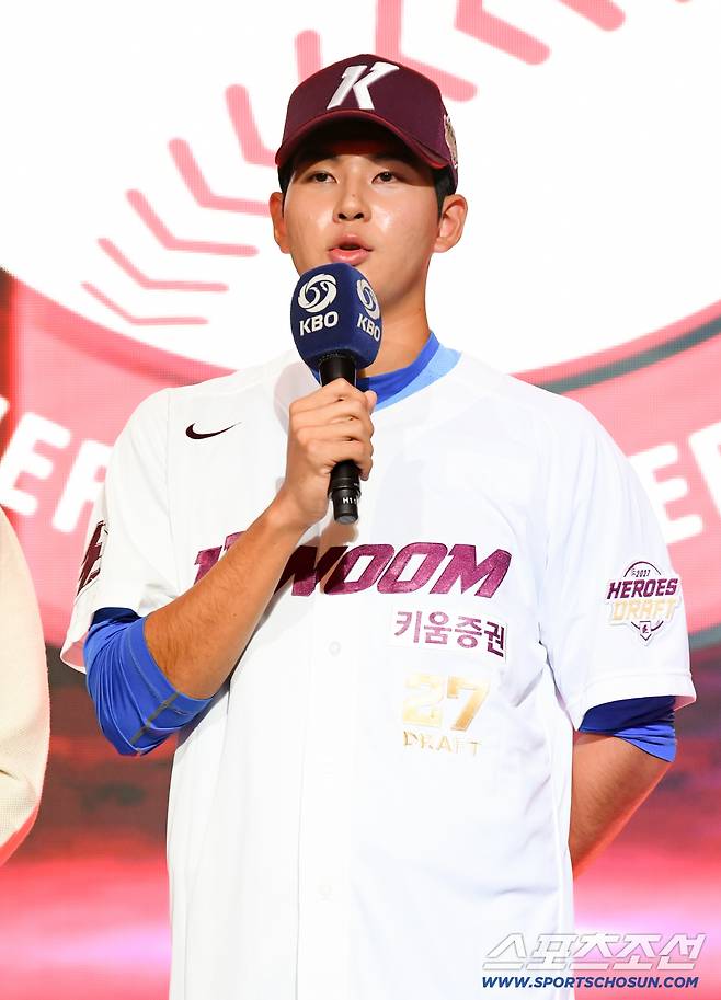 2027 KBO 신인 드래프트가 21일 서울 송파구 롯데호텔 월드 크리스탈볼룸에서 열렸다. 키움에 1라운드 지명된 부산고 하현승이 소감을 말하고 있다. 잠실=박재만 기자 pjm@sportschosun.com/2026.09.21/