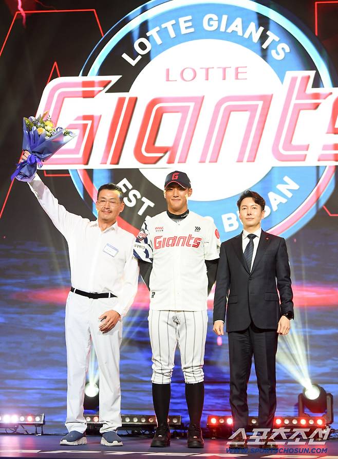 2027 KBO 신인 드래프트가 21일 서울 송파구 롯데호텔 월드 크리스탈볼룸에서 열렸다. 롯데에 1라운드 지명된 서울디자인고 박근서가 박준혁 단장과 기념촬영을 하고 있다. 잠실=박재만 기자 pjm@sportschosun.com/2026.09.21/