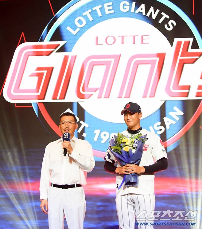 2027 KBO 신인 드래프트가 21일 서울 송파구 롯데호텔 월드 크리스탈볼룸에서 열렸다. 롯데에 1라운드 지명된 서울디자인고 박근서 아버지가 소감을 말하고 있다. 잠실=박재만 기자 pjm@sportschosun.com/2026.09.21/