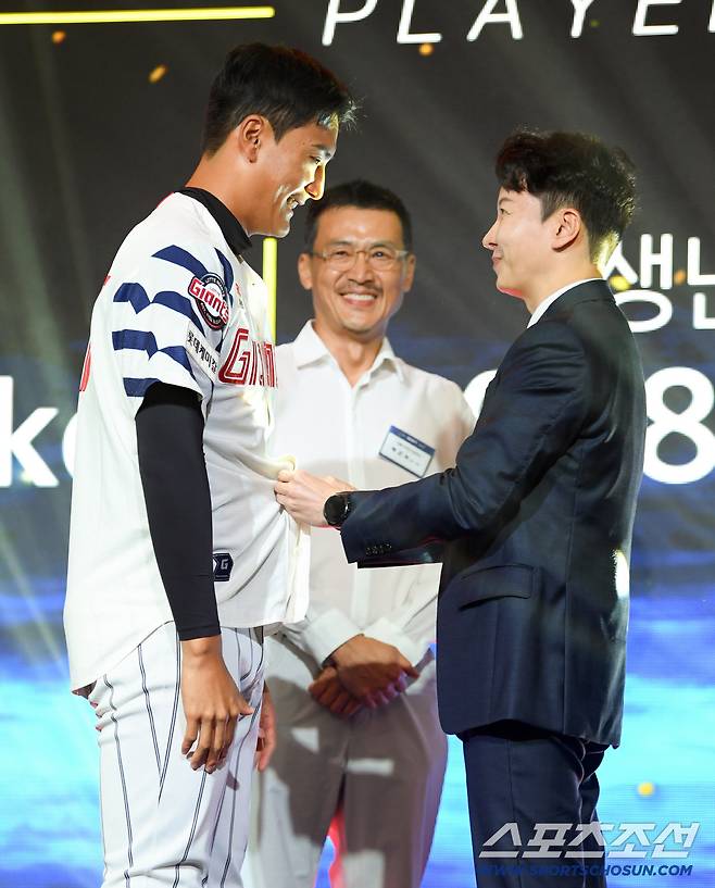 2027 KBO 신인 드래프트가 21일 서울 송파구 롯데호텔 월드 크리스탈볼룸에서 열렸다. 롯데에 1라운드 지명된 서울디자인고 박근서가 유니폼을 입고 있다. 잠실=박재만 기자 pjm@sportschosun.com/2026.09.21/
