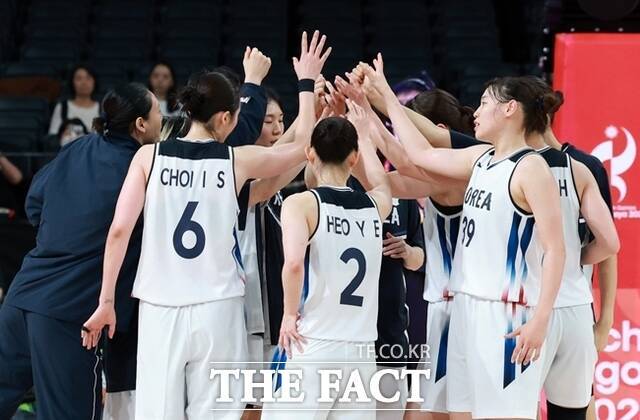 대한한국 여자농구 대표팀이 몽골을 꺾고 조별리그 2연승을 달리며 8강 진출을 확정했다. /나고야=뉴시스