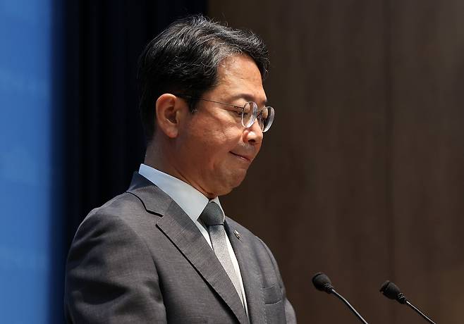 김승원 법무부 장관 후보자가 지난 19일 서울 영등포구 여의도 국회 소통관에서 후보자직 사퇴 기자회견을 하고 있다. /뉴스1
