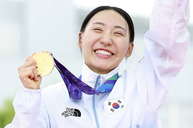 20일 오후(현지 시간) 일본 아이치현 안조시 안조스포츠파크에서 열린 2026 아이치·나고야 아시안게임 근대5종 여자 개인 결승 시상식에서 금메달을 획득한 한국 성승민이 기뻐하고 있다. 2026.09.20 안조=뉴시스