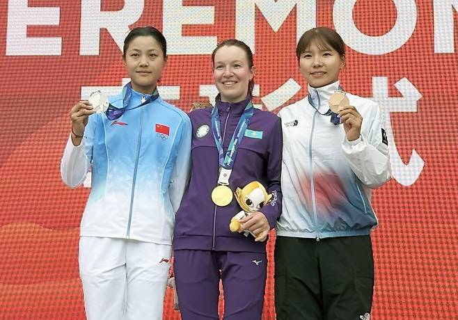 20일 일본 아이치현 신시로 사이클링 로드 코스에서 열린 2026 아이치·나고야 아시안게임 사이클 여자 도로 독주 경기에서 동메달을 획득한 신지은(오른쪽)이 시상대에서 포즈를 취하고 있다. 대한사이클연맹 제공