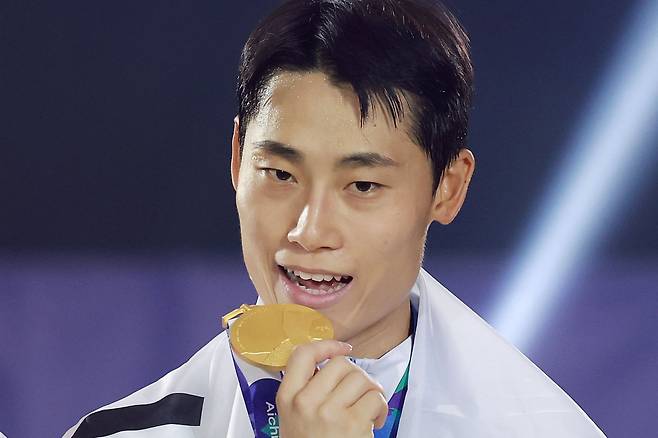 20일 오후(현지 시간) 일본 아이치현 나고야시 히가시 스포츠센터에서 열린 2026 아이치·나고야 아시안게임 테크볼 남자 단식 시상식에서 금메달을 획득한 한국 이준석이 기념촬영을 하고 있다. 뉴시스